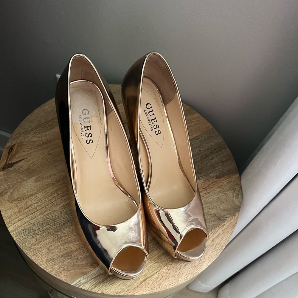 Guess metallic rose gold shoes